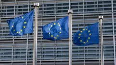 پرچم‌های اتحادیه اروپا که روبروی مقر این سازمان