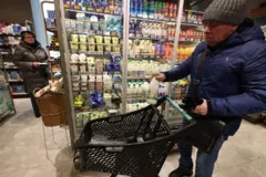 Homem fazendo compras em supermercado