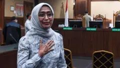 Terdakwa kasus dugaan korupsi di PT ASDP Ira Puspadewi berjalan usai menjalani sidang dengan agenda pembacaan vonis di Pengadilan Tipikor, Jakarta, Kamis (20/11/2025).