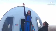 Кэти Перри на выходе из капсулы