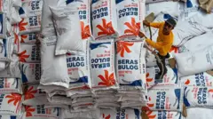 Ilustrasi tumpukan karung beras.