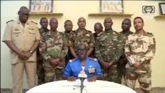 Ku wa 26 Mukakaro abasirikare bari bajejwe gucungera umutekano w’umukuru w’igihugu ca Niger Mohamed Bazoum batangaje ko basenyuye inzego z’igihugu
