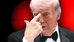 Дональд Трамп указывает себе на лоб пальцем