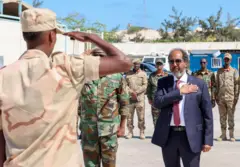 ፕረዚደንት ሶማልያ ካብ ኤርትራ ንዝተመለሱ ወተሃደራቱ ይቕበል