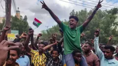 ሱዳናውያን ደስታቸውን ሲገልጹ 
