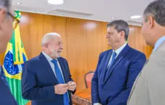 Lula e Tarcísio de Freitas conversando em sala