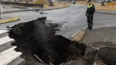 Retakan besar muncul di jalanan Kota Grindavik, karena kota nelayan tersebut terletak tepat di atas magma