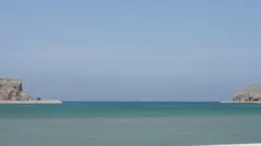 Суда в узком проходе между двумя берегами в Ормузском проливе (снято 8 апреля с территории Омана)