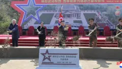 کیم جونگ اون در مراسم آغاز ساخت بنای یادبود برای سربازان کشته شده کره شمالی