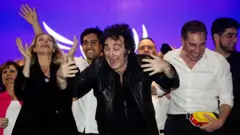 O presidente argentino cumprimenta eleitores durante um ato em Rosario.