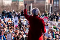 Một cuộc biểu tình No Kings tại Boston, Massachusetts vào hôm 28/3, trong đó nhiều người biểu tình kêu gọi "cứu nền dân chủ Mỹ"