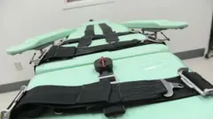 در این عکس آرشیوی یک تخت مخصوص داخل اتاق تزریق کشنده را نشان می‌دهد که روشی از اعدام در بعضی ایالت‌های آمریکا است.