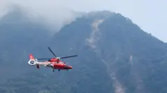 फसेका दर्जनौँ मानिसहरूसामु हेलिकप्टरबाट खानेकुरा खसालिएको छ।