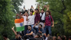காவல்துறையினருடன் ஏற்பட்ட மோதல்களின் வீடியோக்கள் சமூக ஊடகங்களில் வைரலான உள்ளடக்கங்களாக மாறி