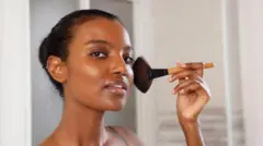 Umukobwa afise uburoso mu ntoke 