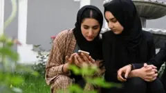 અફઘાનિસ્તાનમાં મહિલાઓને ઘરની બહાર જોરથી બોલવા પર અને જાહેર સ્થળોએ ચહેરો દેખાડવા પર મનાઈ ફરમાવવામાં આવી છે