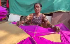 પંતગ બનાવી રહેલા મહિલા
