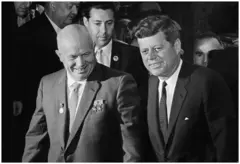 O presidente John F. Kennedy dos Estados Unidos e o primeiro-ministro Nikita Khrushchev da União Soviética, durante a Cúpula de Viena, realizada em 4 de junho de 1961, em Viena, Áustria. A foto é em preto e branco, ambos os líderes vestem terno e gravata e estão sorrindo