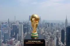 Le trophée de la Coupe du Monde de la FIFA est exposé à Edge, à Hudson Yards, en amont de la finale de la Coupe du Monde de la FIFA prévue le 15 juillet 2026 à New York.