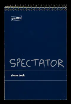 Un cuaderno de espiral azul, con la palabra Spectator escrita en el frente con bolígrafo plateado.