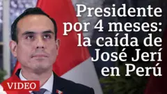 José Jerí, expresidente de Perú, en primer plano, mirando hacia arriba y con la bandera peruana de fondo