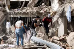 Familiares y voluntarios buscan entre los escombros después de que dos edificios de 17 plantas del complejo residencial Belo Horizonte se derrumbaran en Catia La Mar, La Guaira (Venezuela), el 26 de junio de 2026.