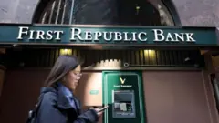 Mulhervbet romaniafrente ao First Republic Bank