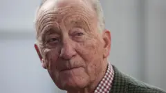 Родин Щедрин смотрит в камеру.