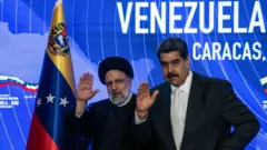 O presidente da Venezuela, Nicolás Maduro, ao lado de Ebrahim Raisi, então presidente do Irã, no Palácio Miraflores, em Caracas, no dia 12 de junho de 2023