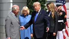 (Soldan sağa) Kral 3. Charles, Kraliçe Camilla, ABD Başkanı Donald Trump ve First Lady Melania Trump, 30 Nisan 2026’da Washington DC’de, Kral Charles III ve Kraliçe Camilla’nın ABD’ye gerçekleştirdiği devlet ziyaretinin dördüncü gününde Beyaz Saray’daki uğurlama töreninde. 