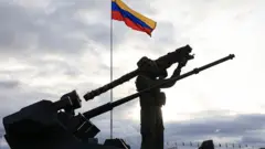 Un miembro de la Fuerza Armada Nacional Bolivariana (FANB) sostiene un lanzacohetes "Igla-S" durante una ceremonia militar.