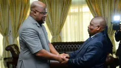 Mu 2019 Perezida Tshisekedi yizeje Simon Kiangani Kimbangu (iburyo) kuzagira iyi tariki umunsi wahariwe sekuru 
