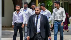 ශ්‍රී ලංකා ක්‍රිකට් ක්‍රීඩකයින් පිරිසක් නීතිඥවරයෙකු සමග 