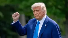 ولسمشر ټرمپ تېره اونۍ دغه فرمان لاسلیک کړی و.