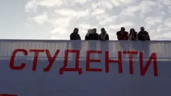 Hladna i bučna nedelja na Mostu slobode u Novom Sadu