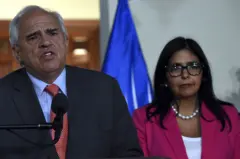 Samper junto a Delcy Rodríguez en 2015.