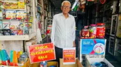 ऑनलाईन ॲप्सबरोबर स्पर्धा करण्यात कमी पडत असलेल्या गल्लीबोळातील अनेक किरकोळ दुकानांसमोर संकट निर्माण झालं आहे