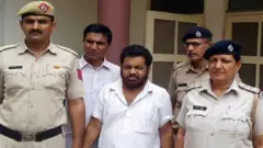 নারীদের যৌন নিপীড়ন ও ব্ল্যাকমেইলের মামলায় দোষী সাব্যস্ত 'জিলিপি বাবা' (মাঝে, সাদা জামা)