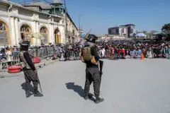 Agentes de segurança do Talebã fazem a guarda enquanto fiéis muçulmanos afegãos realizam orações na sexta-feira, durante o mês sagrado islâmico do Ramadã, em uma rua em Cabul, em 27 de fevereiro de 2026.