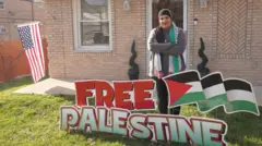 Laila pose devant sa maison avec la  pancarte Free Palestine