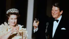 Malkia Elizabeth II na Ronald Reagan kwenye karamu ya San Francisco mnamo 1983