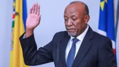 Nangolo Mbumba yahora ari icegera c’umukuru w’igihugu yimitswe haciye amasaha make atangaje urupfu rw’uwo asubiye