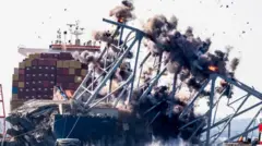 Explosión controlada sobre el Dali.