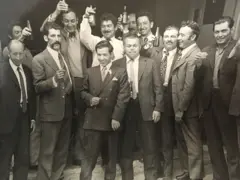 Carlos Arturo, no dia do casamento, com vários veteranos da guerra da Coreia. À sua direita, está seu pai adotivo, Aureliano Gallón