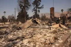 Restos da casa incendiada de Erliene Kelley em Altadena