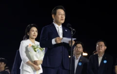 이재명 대통령이 지난 15일 서울 세종대로 광화문광장에서 열린 21대 대통령 국민임명식 '광복 80년, 국민주권으로 미래를 세우다' 행사에서 국민 대표 80인으로부터 '빛의 임명장'을 받은 뒤 감사 인사를 하고 있다