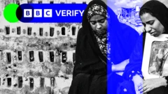 Grafika dve žene, drže fotografiju poginule devojčice i satelitski snimak iskopanih grobova