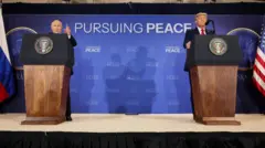 Putin fala em um púlpito e aponta com a mão esquerda enquanto Trump está em outro púlpito, à esquerda de Putin, olhando à frente, em Anchorage, no Alasca, em 15 de agosto de 2025. Um painel atrás deles traz a frase “Pursuing peace” (“Buscando a paz”, em tradução livre).