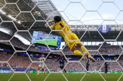 Imagem de Vozinha fazendo defesa no gol