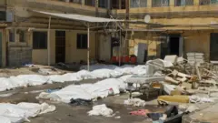 Leševi u plastičnim kesama ispred bolnice u južnoj sirijskoj provinciji Suvejda